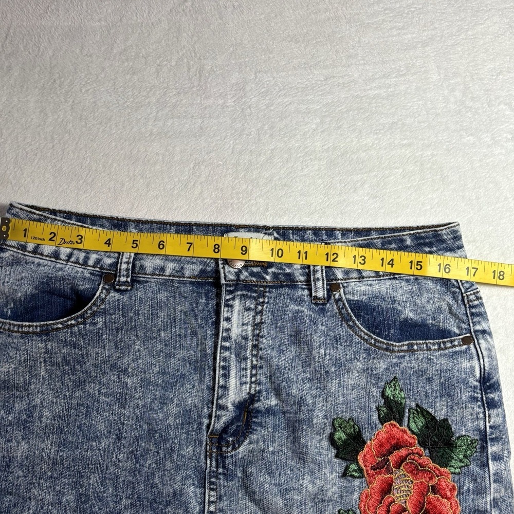 Zenobia Women's Denim skirt Acid Wash Y2K Inspired With Appliqué Rose Size 1X - Picture 9 of 13